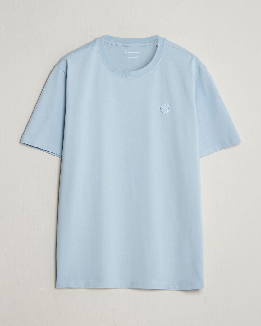 KnowledgeCotton Apparel Badge T-Shirt Skyway – Azul