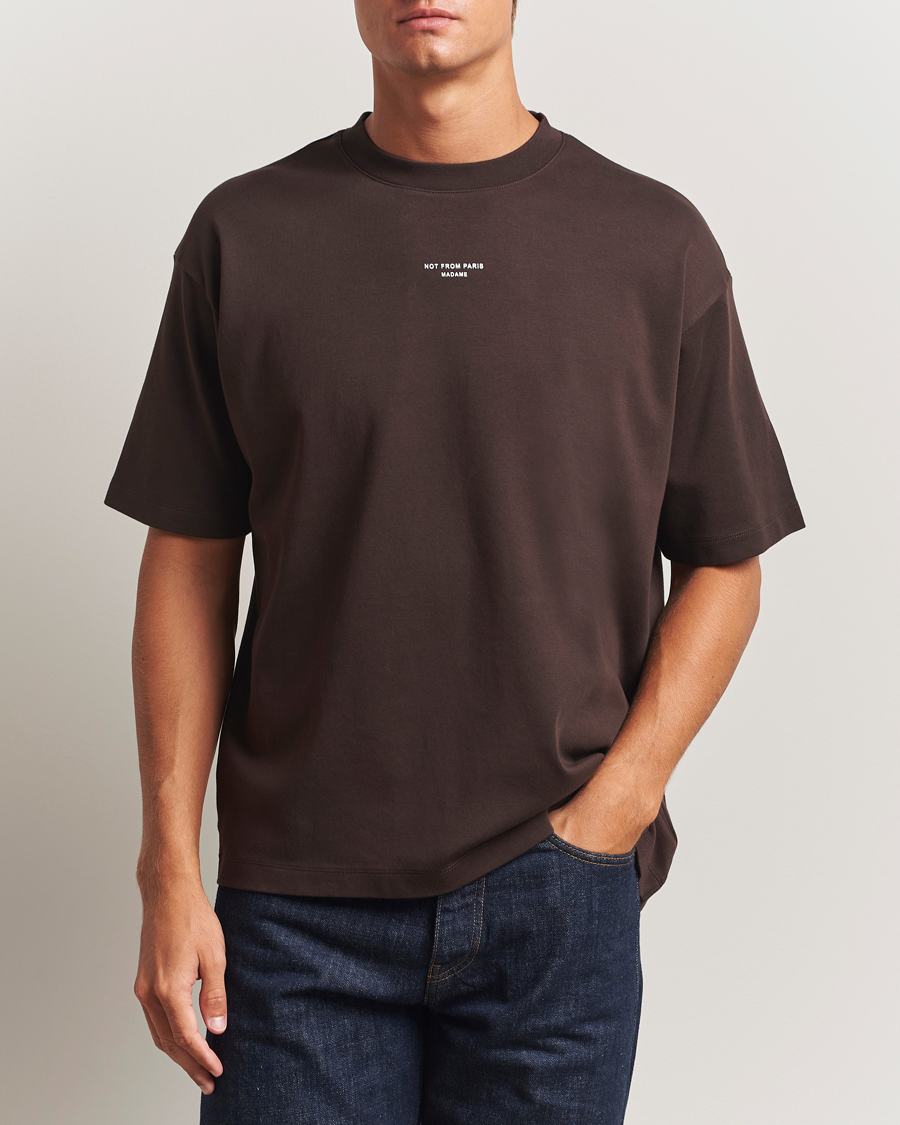 Hombres | Camisetas | Drôle de Monsieur | Classic Slogan T-Shirt Dark Brown