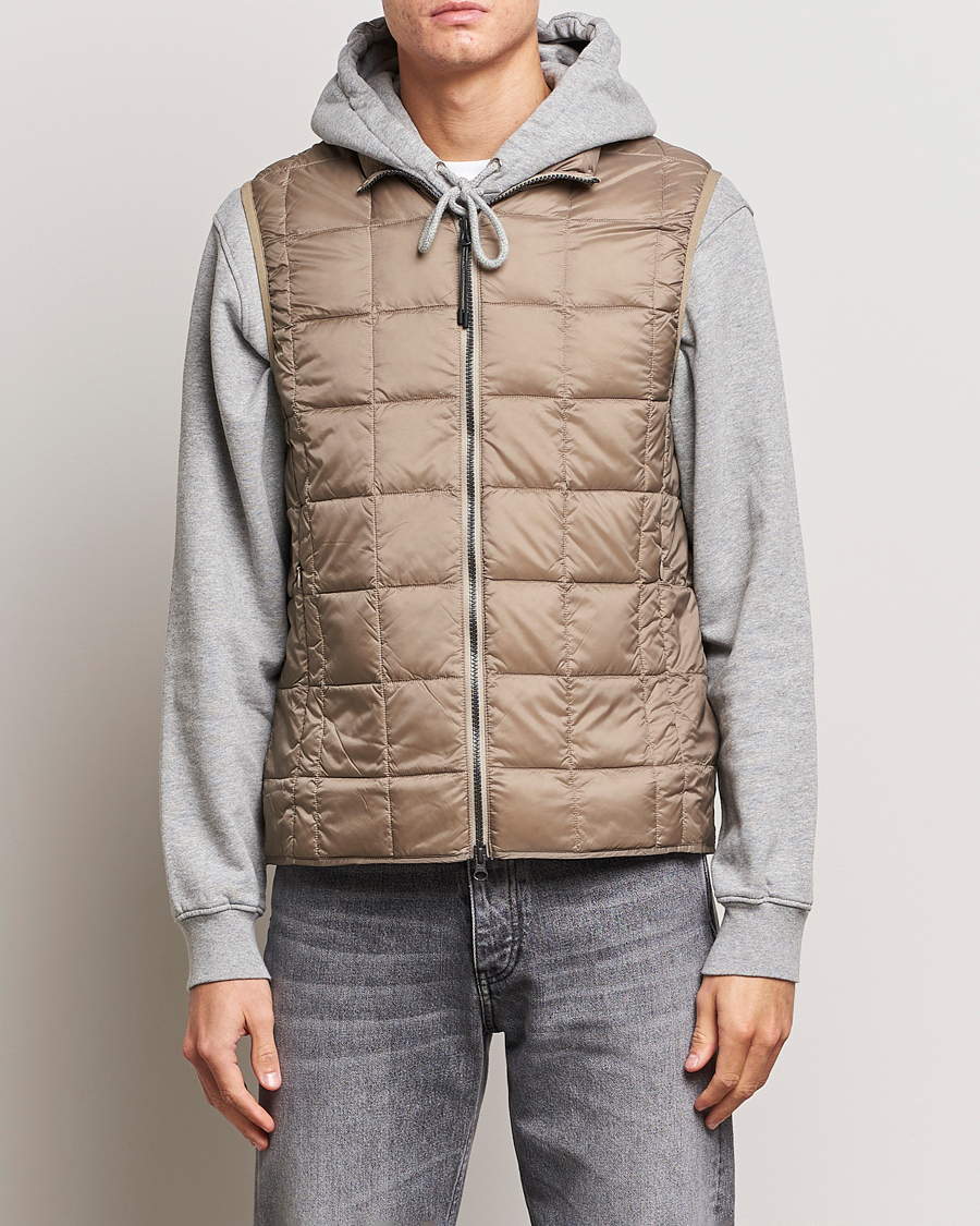 Hombres | Chalecos | TAION | High Neck Full Zip Lightweight Down Vest Khaki