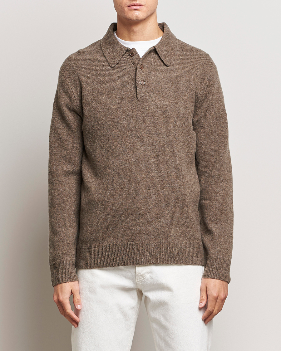 Hombres |  | A Day\'s March | Avoch Lambswool Polo Dark Taupe