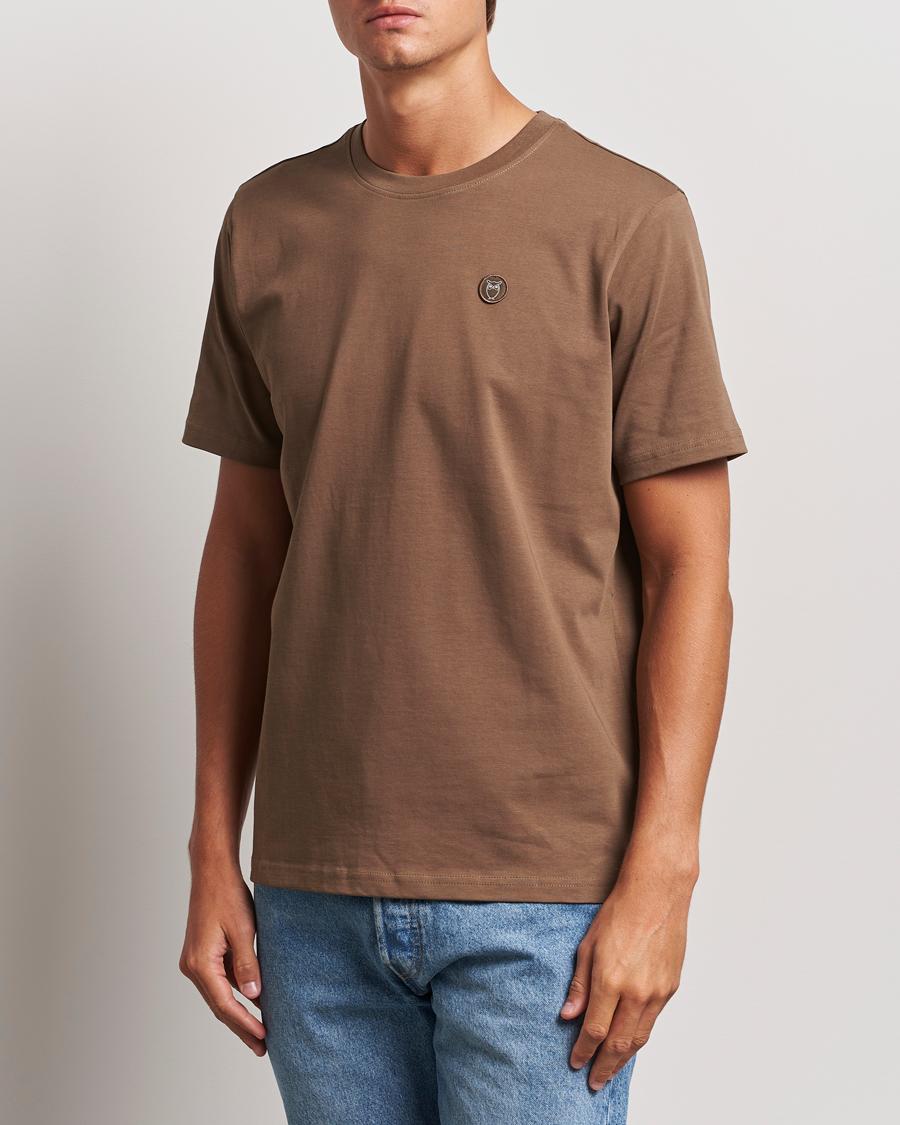 Hombres |  | KnowledgeCotton Apparel | Loake Badge T-Shirt Brown