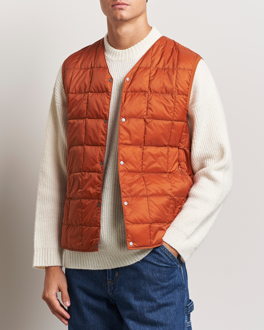 Hombres | Abrigos y chaquetas | TAION | V-Neck Lightweight Down Vest Brick Orange