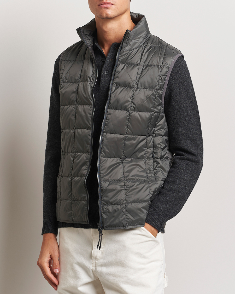 Hombres | Chaquetas de otoño | TAION | High Neck Full Zip Lightweight Down Vest Charcoal