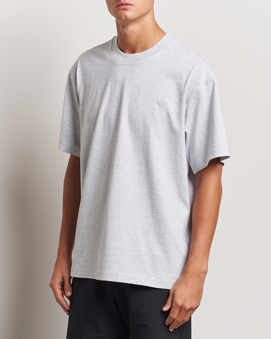 Hombres |  | adidas Originals | Essential Crew Neck T-Shirt Light Grey