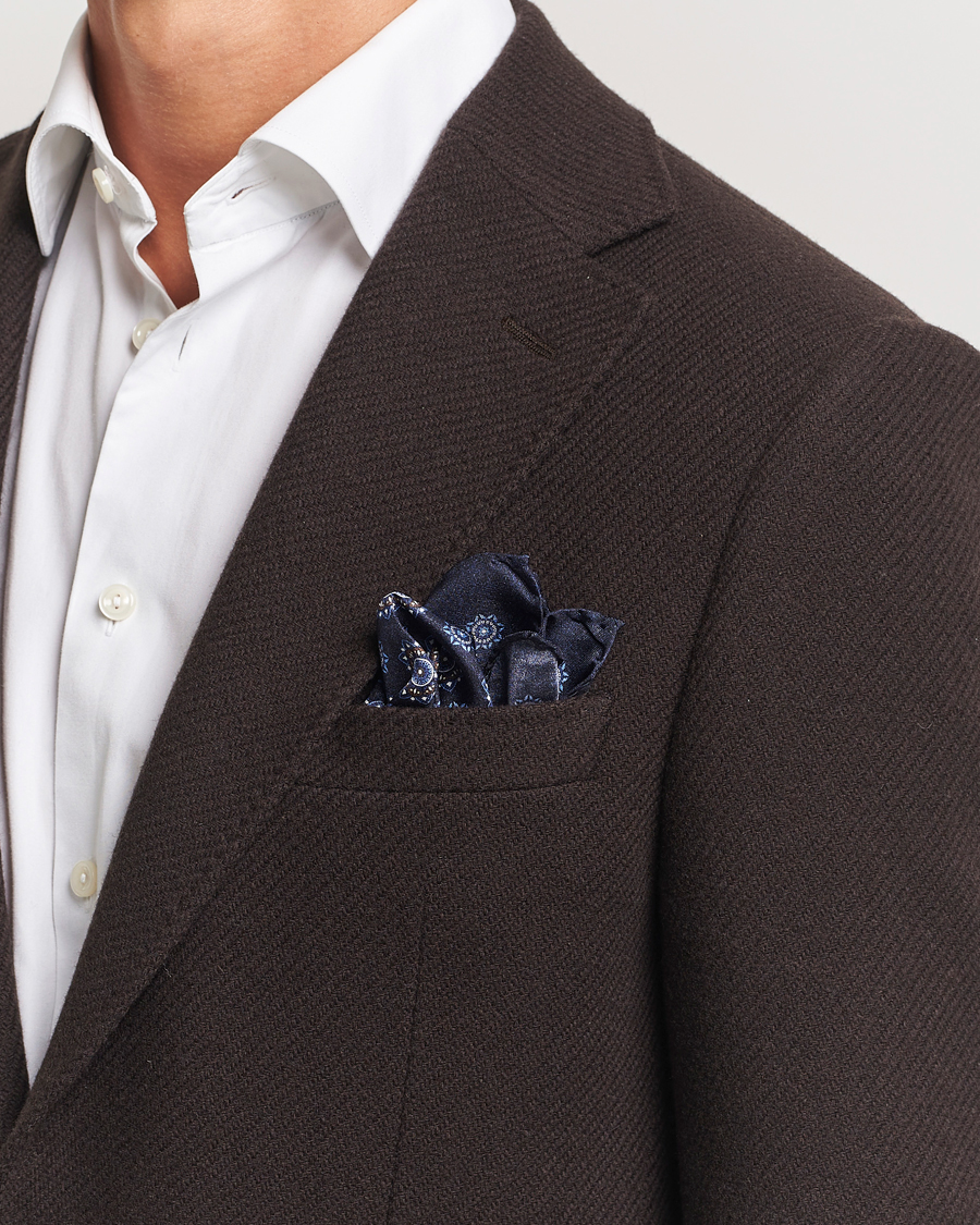 Hombres |  | Amanda Christensen | Silk Twill Printed Flower Pocket Square Navy