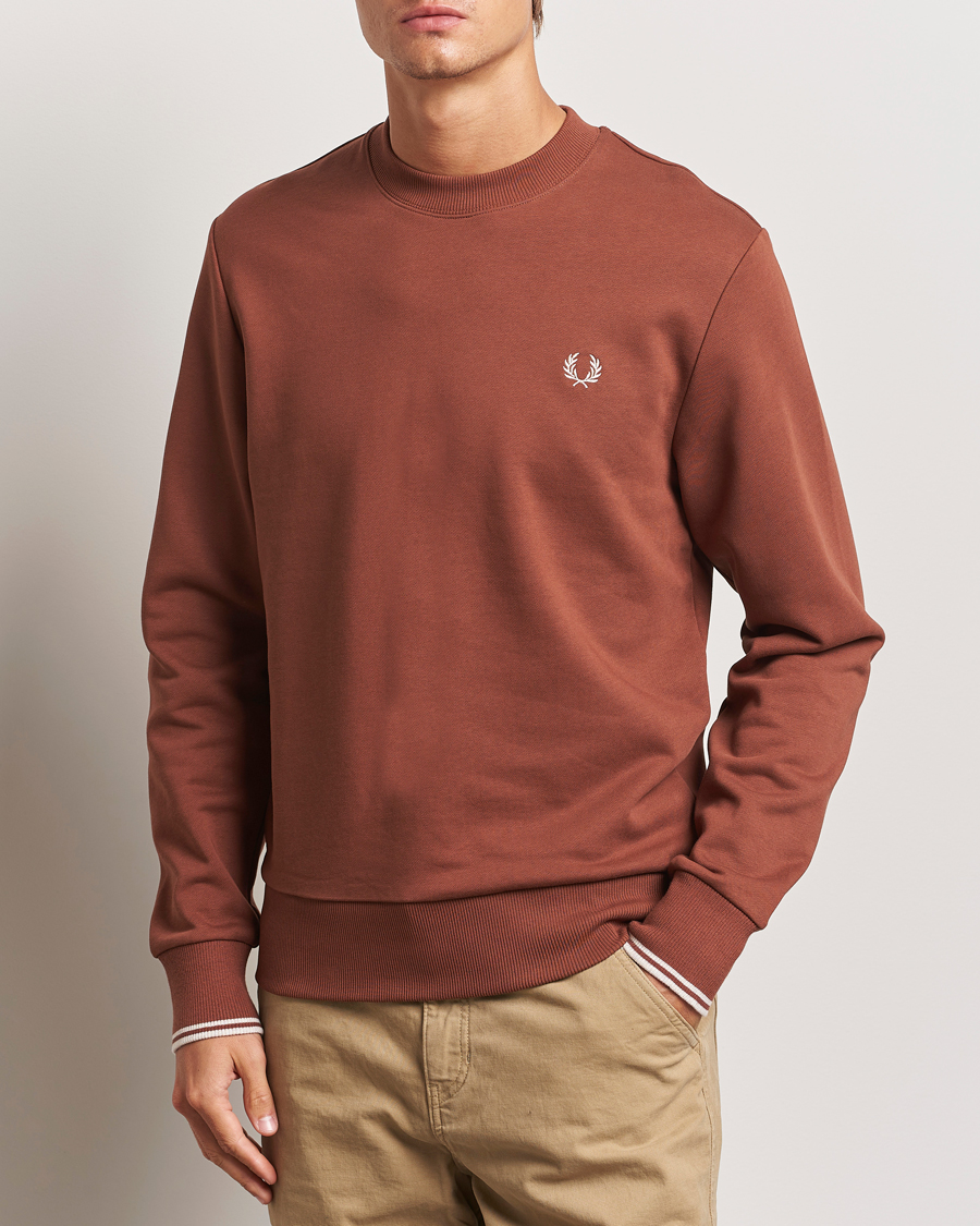 Hombres |  | Fred Perry | Crew Neck Sweatshirt Whiskey Brown