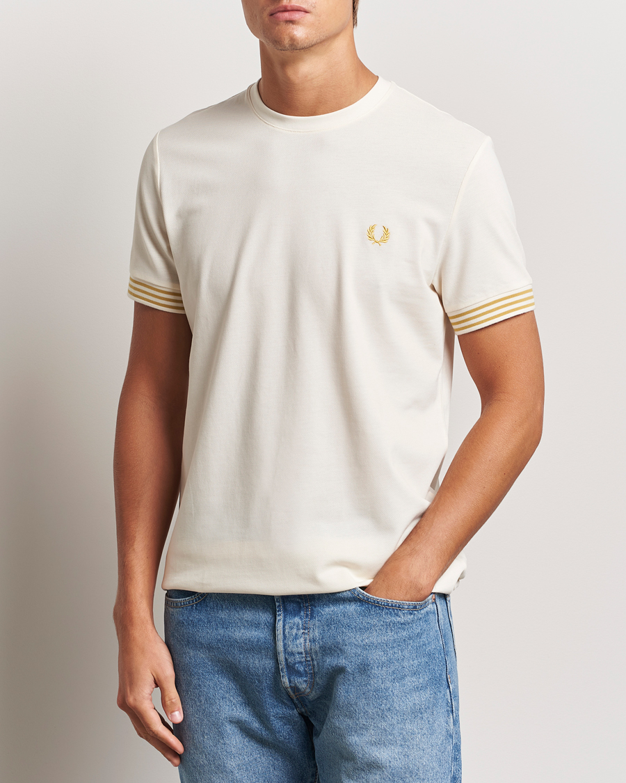 Hombres |  | Fred Perry | Striped Cuff Crew Neck T-Shirt Ecru