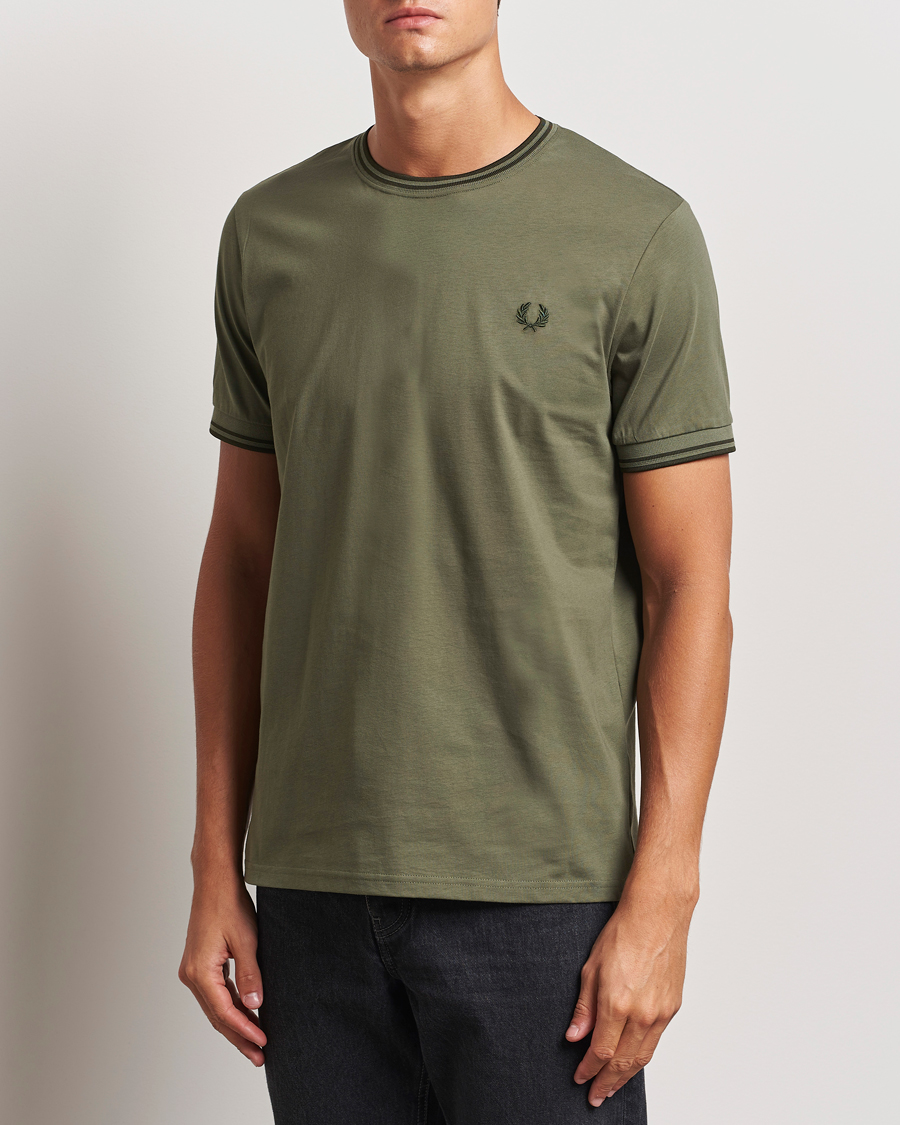 Hombres |  | Fred Perry | Twin Tipped T-Shirt Laurel Green