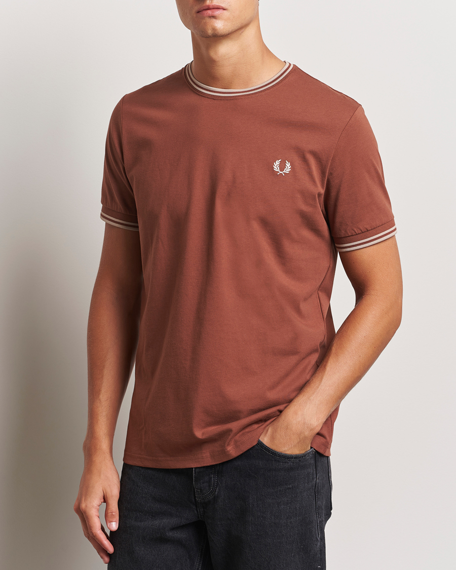 Hombres |  | Fred Perry | Twin Tipped T-Shirt Whiskey Brown