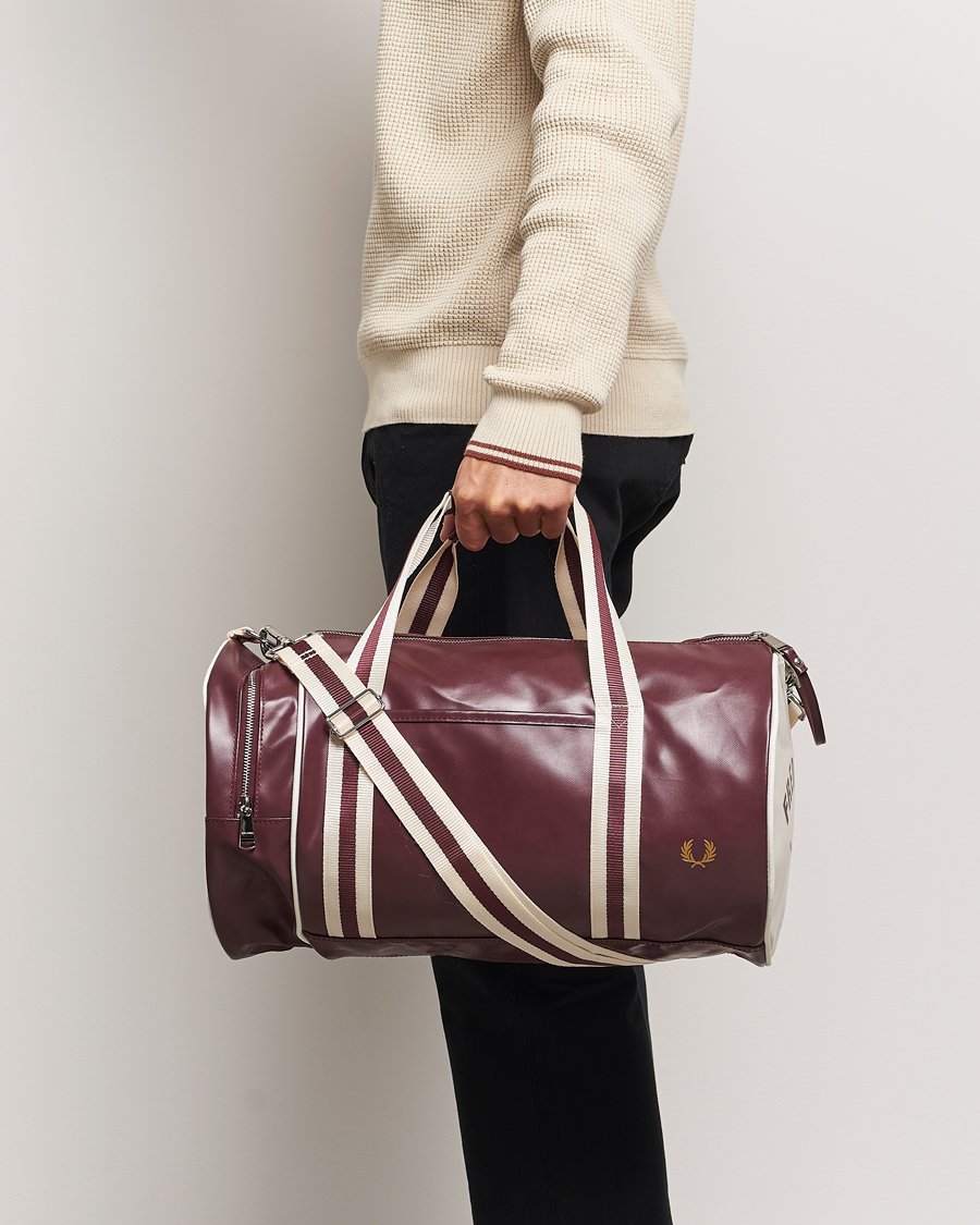 Hombres |  | Fred Perry | Classic Barrel Bag Oxblood/Ecru