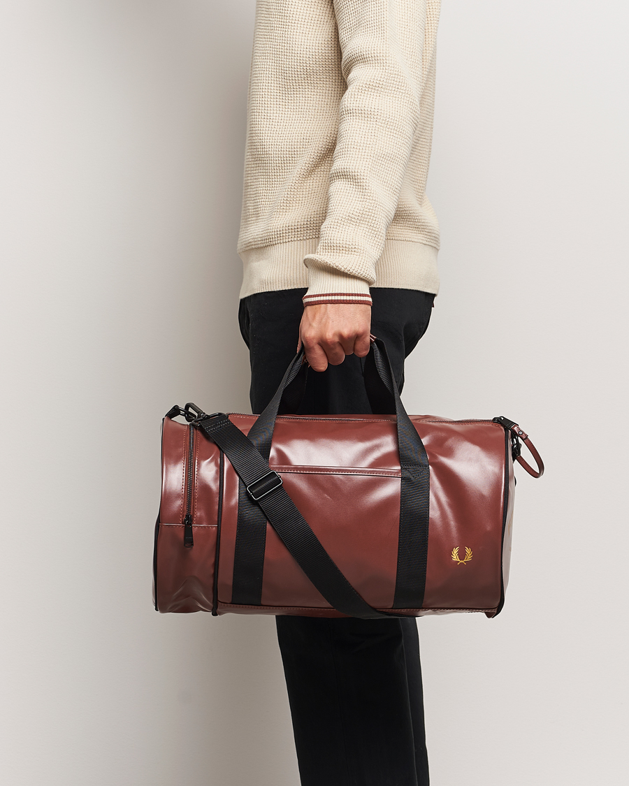 Hombres |  | Fred Perry | Tonal Classic Barrel Bag Whiskey Brown