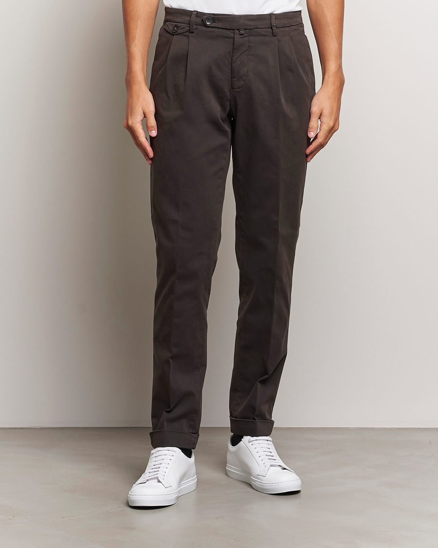 Hombres |  | Briglia 1949 | Easy Fit Pleated Cotton Stretch Chino Dark Brown