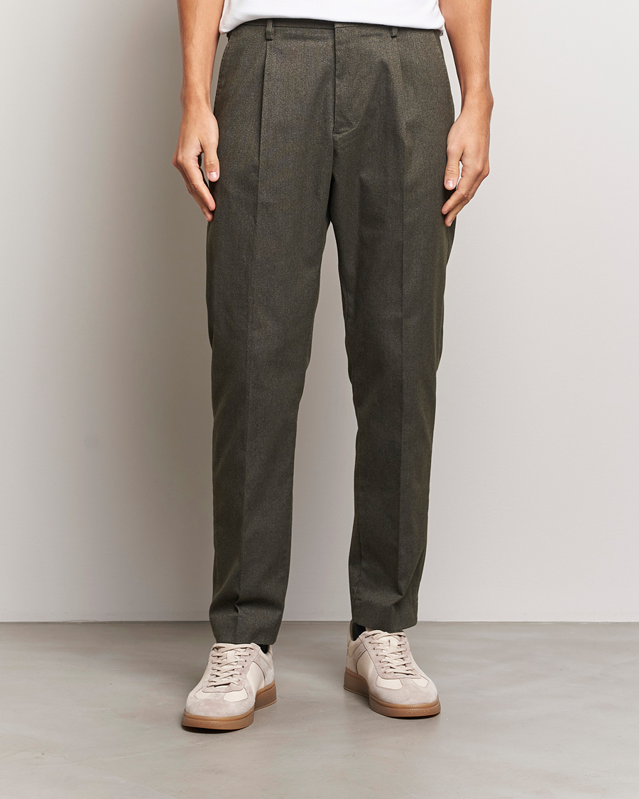 Hombres |  | NN07 | Bill Pleated Brushed Cotton Trousers Dark Army