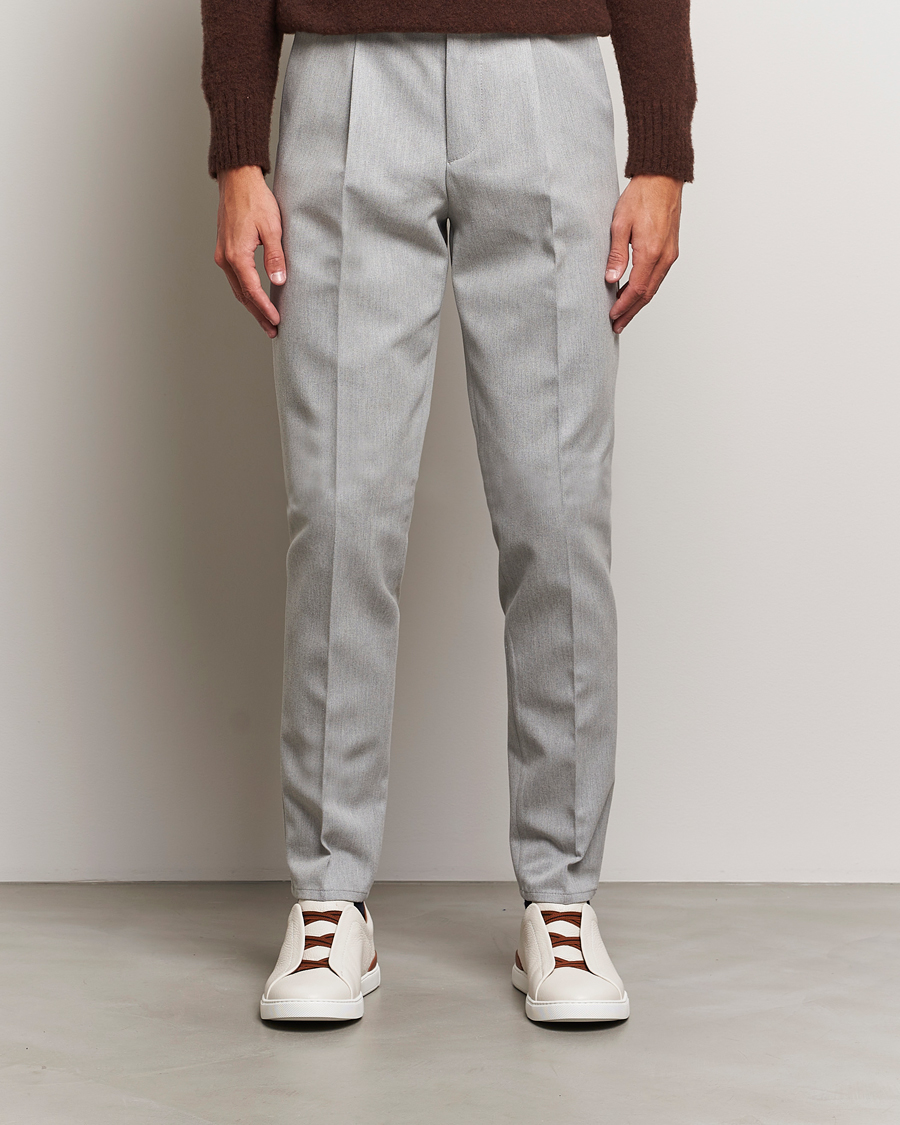 Hombres | Brunello Cucinelli | Brunello Cucinelli | Slim Fit Pleated Wool Trousers Light Grey