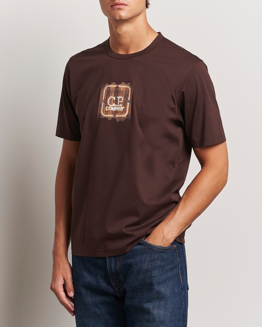 Hombres |  | C.P. Company | Metropolis Mercerized Chest Logo T-Shirts Brown