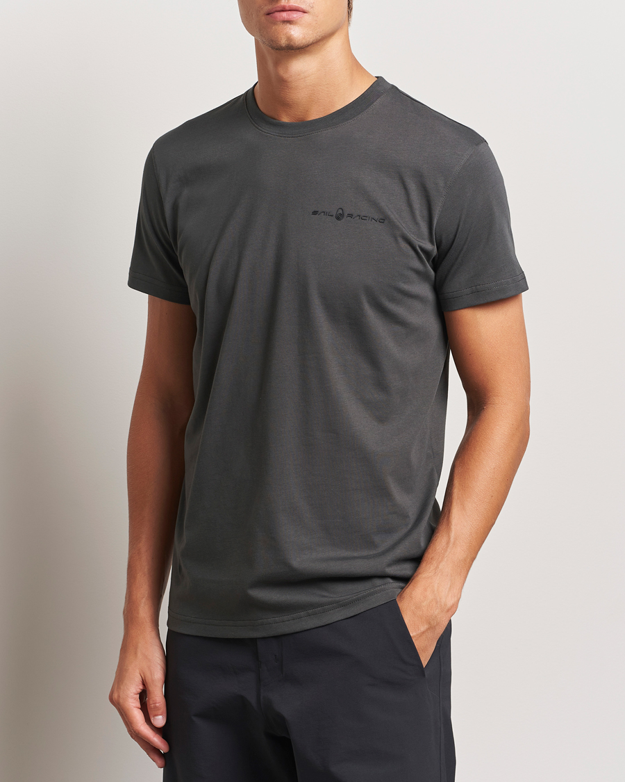 Hombres |  | Sail Racing | Bowman Crew Neck T-Shirt Asphalt