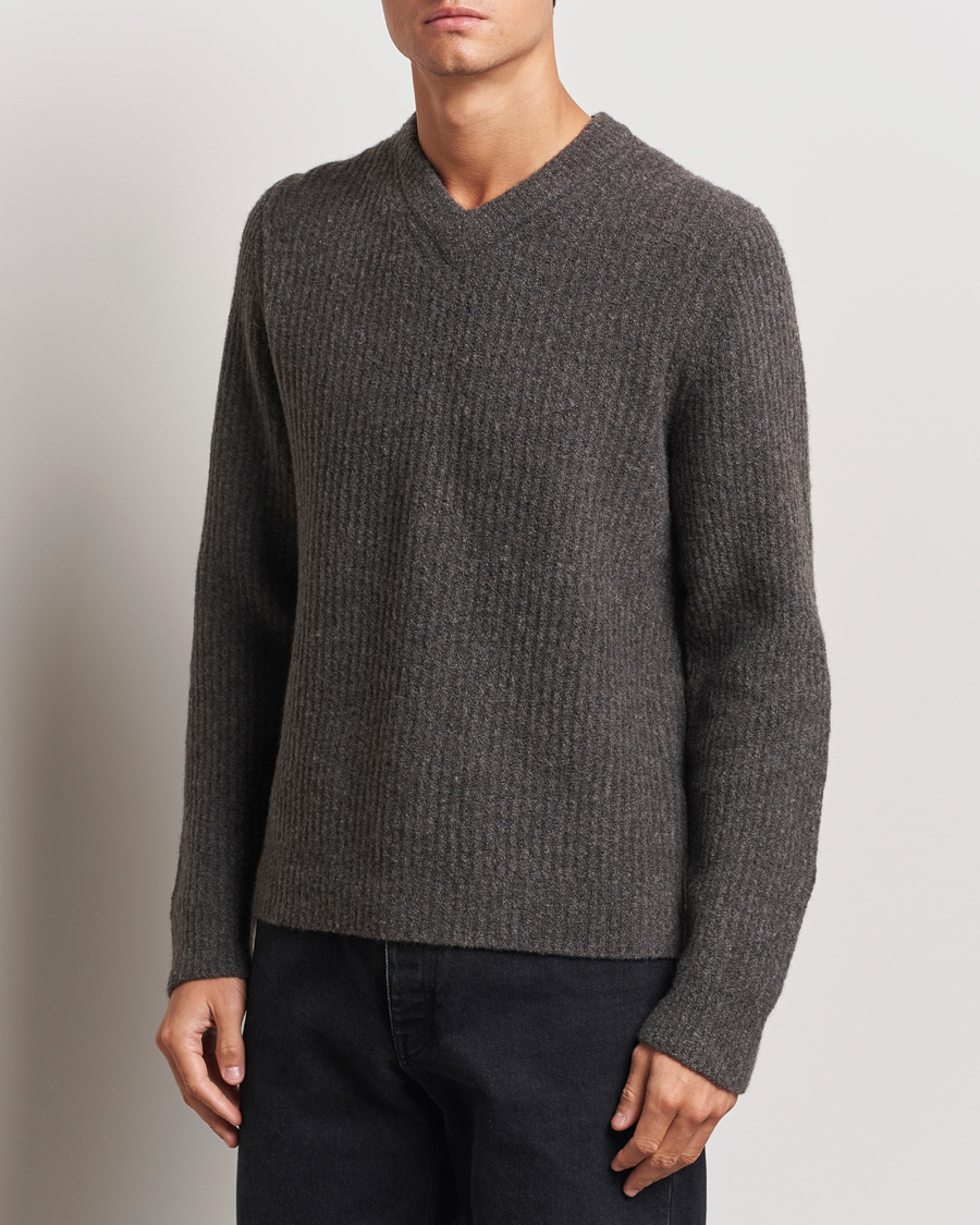 Hombres |  | Samsøe Samsøe | Koji Rib Knitted V-Neck Volcanic Ash