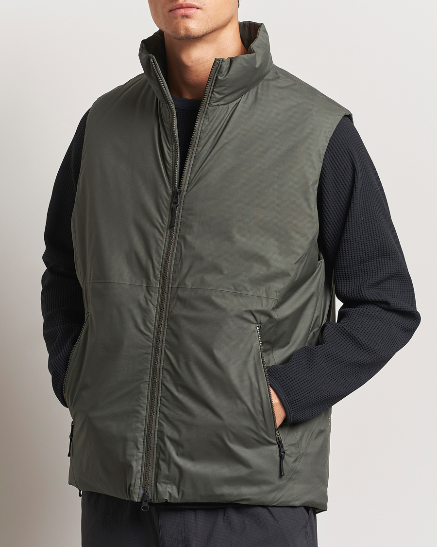 Hombres | Abrigos y chaquetas | Goldwin | GORE-TEX Windstopper Puffy Vest Dark Olive