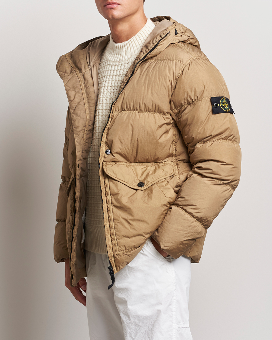 Hombres |  | Stone Island | Garment Dyed Recycled Nylon Down Hooded Jacket Biscuit