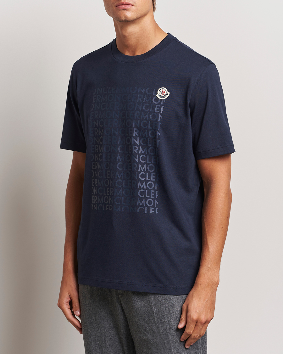 Hombres |  | Moncler | All Over Lettering T-Shirt Navy