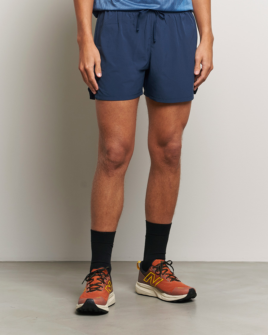 Hombres |  | New Balance Running | Athletics 5 Run Shorts  Navy