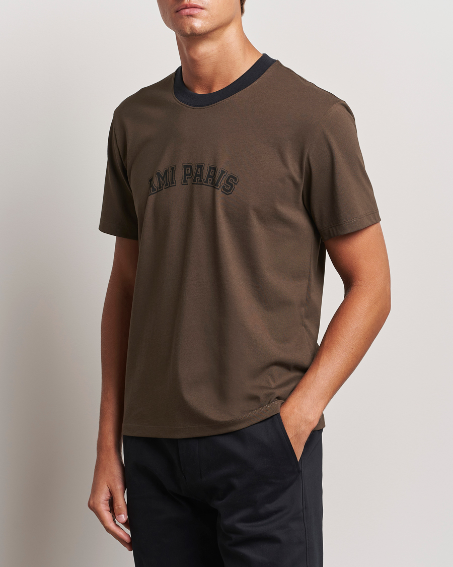 Hombres |  | AMI | Paris Logo T-Shirt Dark Coffee