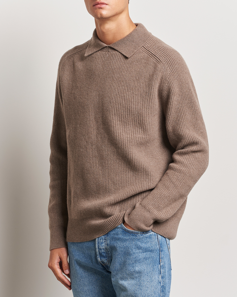 Hombres |  | Sunspel | Ribbed Wool/Cashmere Poloneck Sandstone