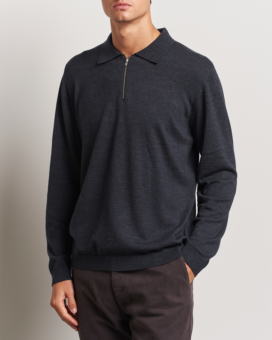 Hombres |  | A Day\'s March | Thompson Merino Half-Zip Polo Anthracite