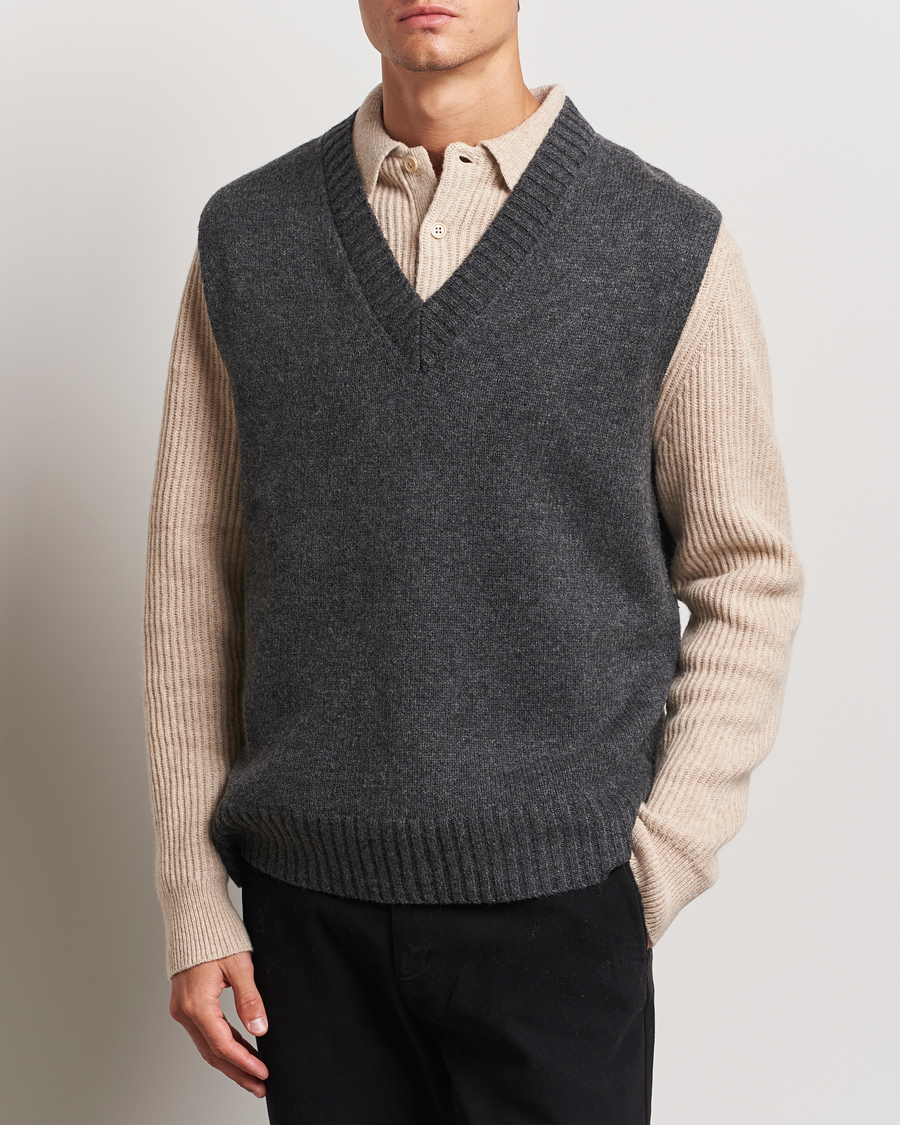 Hombres |  | A Day\'s March | Wigtown Lambswool V-Neck Vest Charcoal