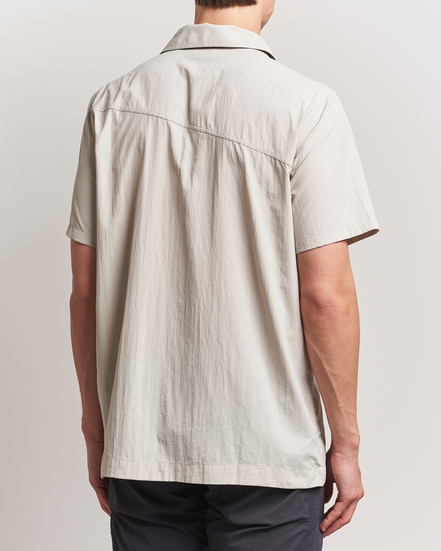 Hombres | Camisas | Klättermusen | Syn Short Sleeve Function Shirt Silver Creme