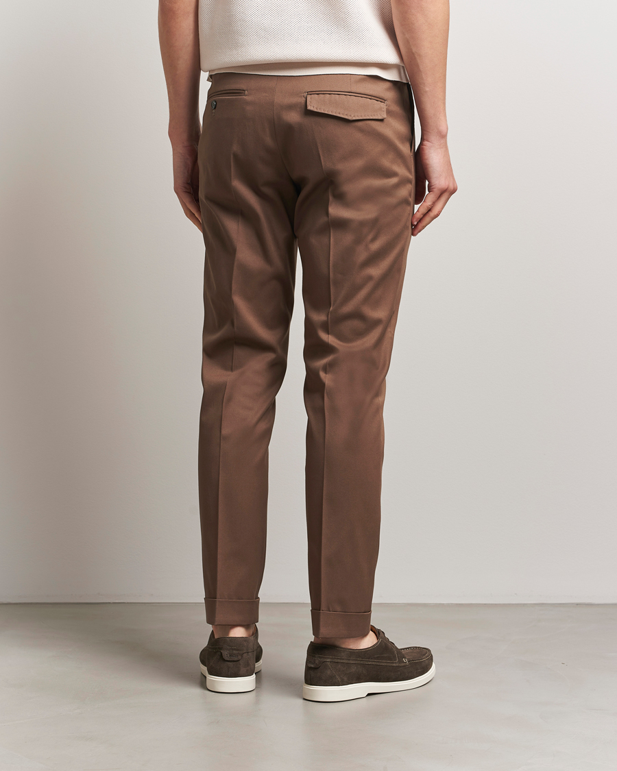 Hombres | Pantalones | Tiger of Sweden | Tenuta Pleated Cotton Trousers Warm Brown