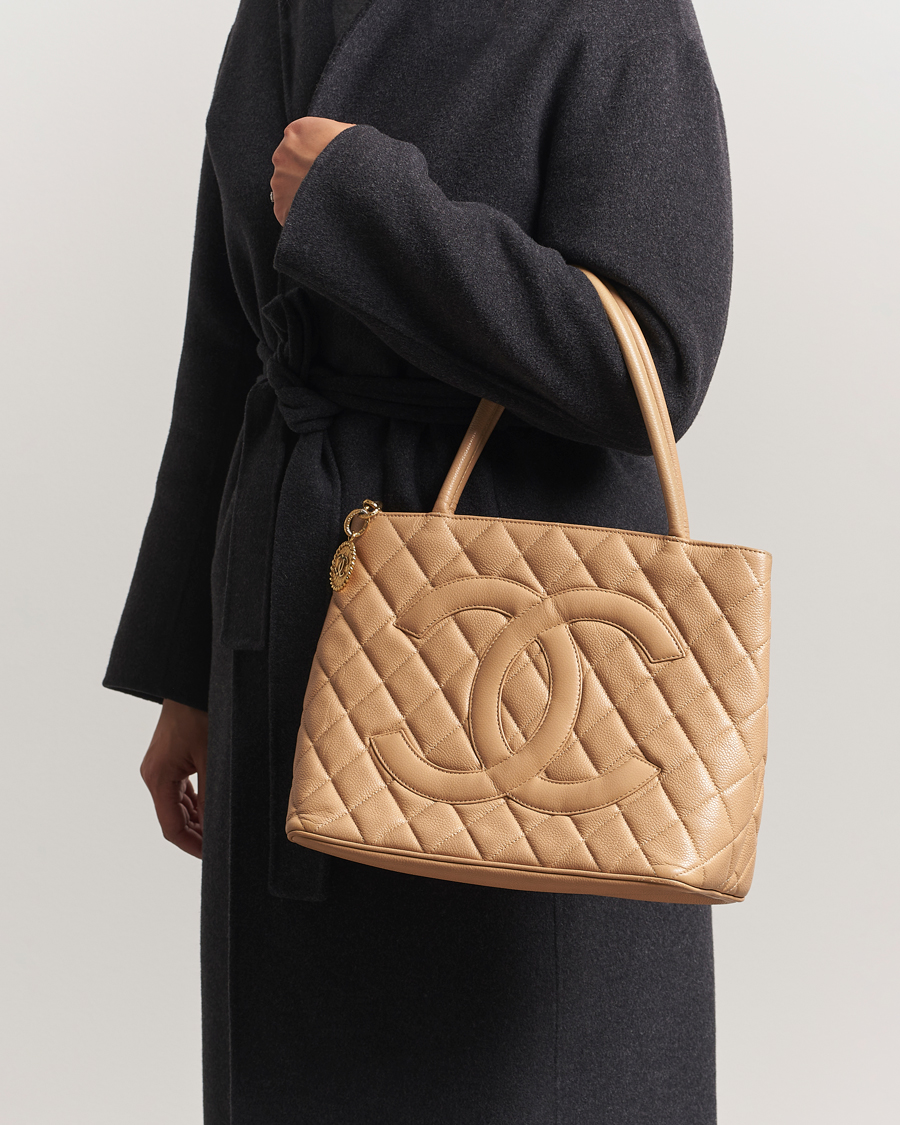 Hombres | Chanel Pre-Owned Medallion Tote Bag Caviar Beige | Chanel Pre-Owned | Medallion Tote Bag Caviar Beige