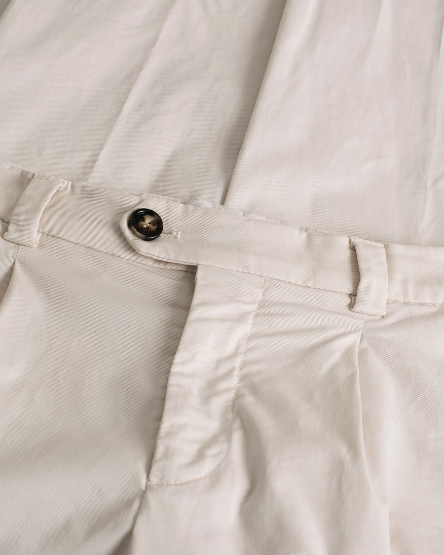 Hombres | Pantalones | Pre-owned | Brunello Cucinelli Slim Fit Pleated Trousers Off White